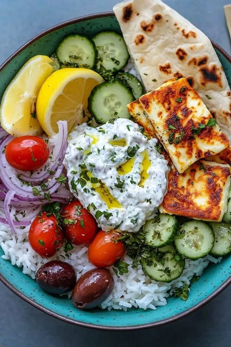 Leckere griechische Halloumi Bowls mit Tzatziki und frischen Zutaten