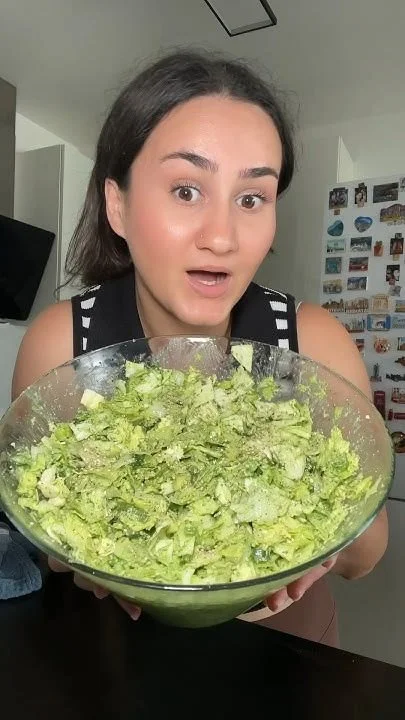 Leckerer Grüner Salat 🥗 auf einem Teller, ideal für den Sommer.
