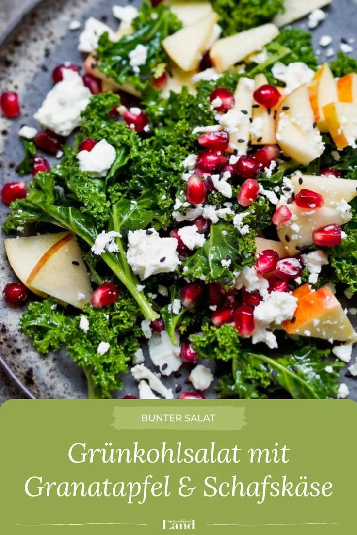 Grünkohlsalat mit Granatapfel und Schafskäse auf einem Teller