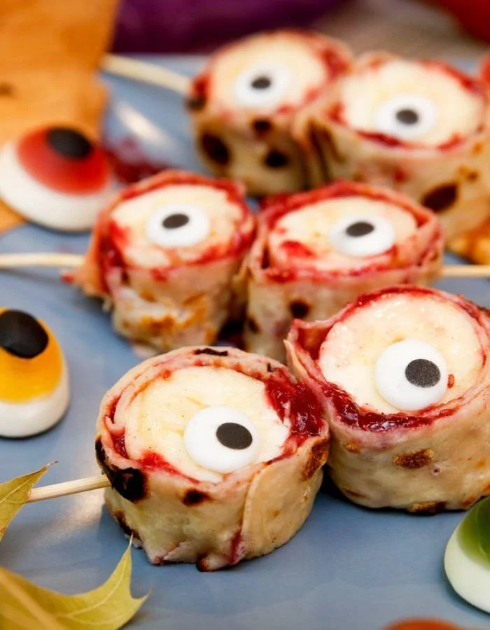 Leckere Halloween Pfannkuchen Monsteraugen mit gruseligen Augen.
