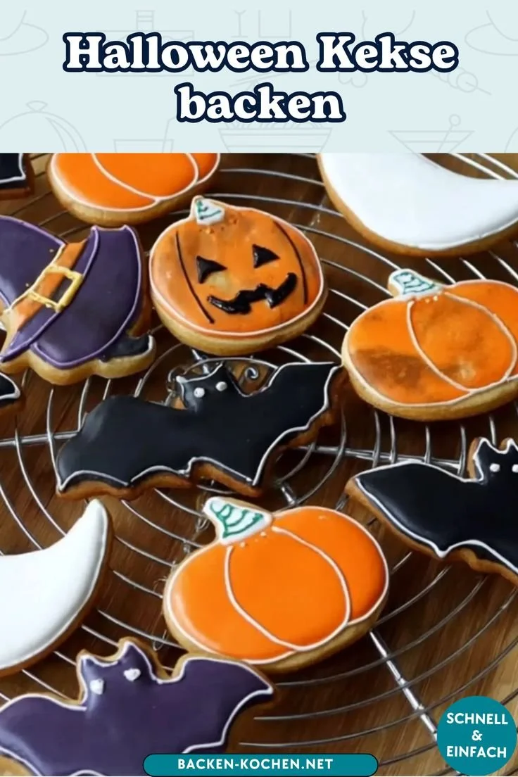 Gruselige Halloween Kekse mit buntem Zuckerguss auf einem Tisch dekoriert.