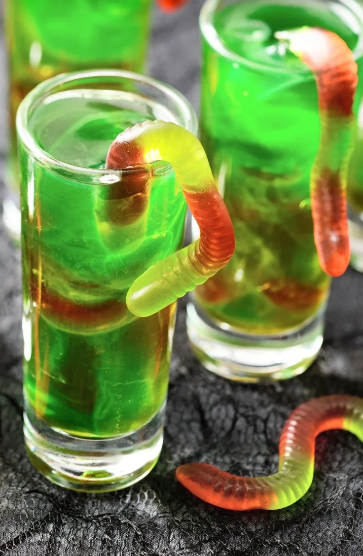 Halloween Zombie Cocktail mit Orangensaft und blauer Curaçao in einem Glas
