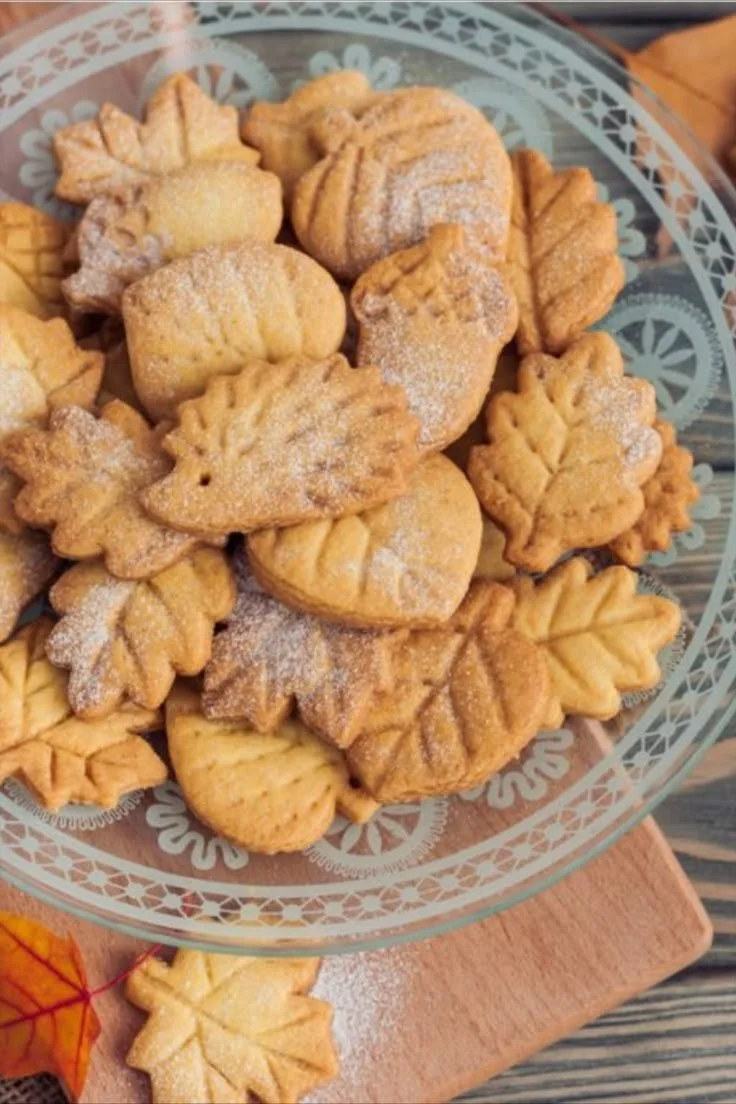 Herbstplätzchen mit Mandeln auf einem Teller dekoriert