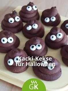 Leckere Kacki-Kekse für Halloween auf einem Teller angerichtet