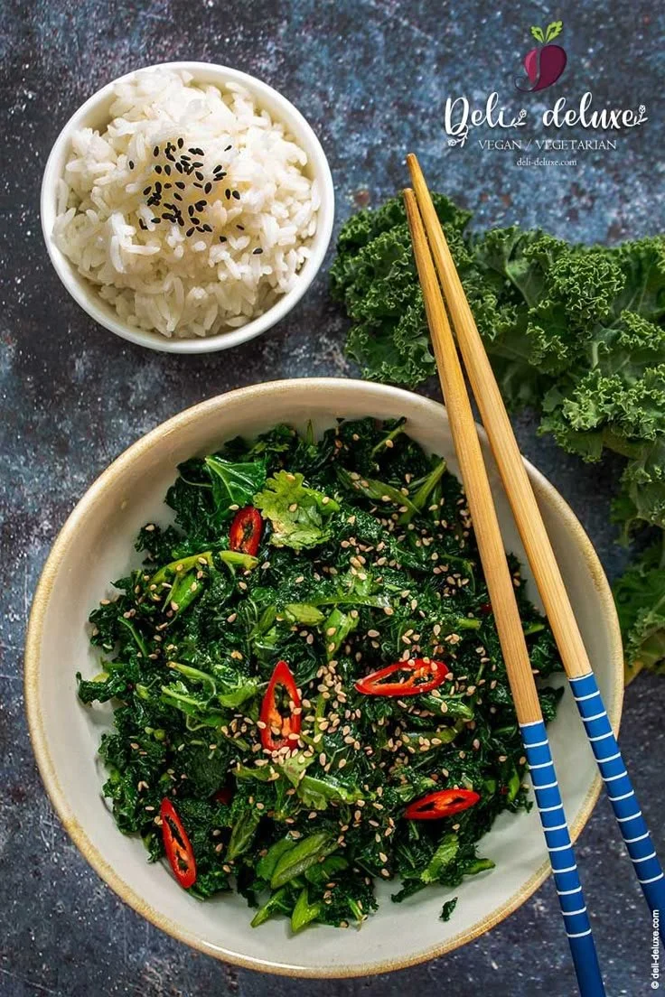 Koreanischer Grünkohl-Salat mit frischen Zutaten und aromatischen Soßen