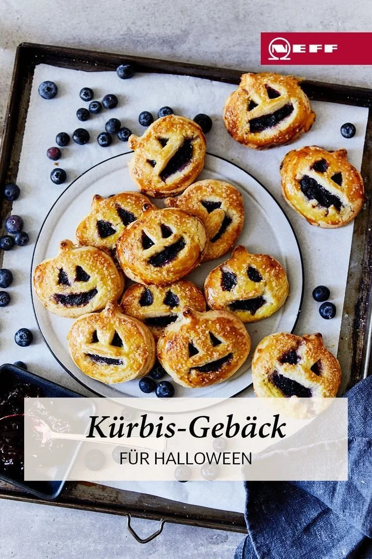 Leckeres Kürbis-Gebäck auf einem Holzbrett, ideal für den Herbst.