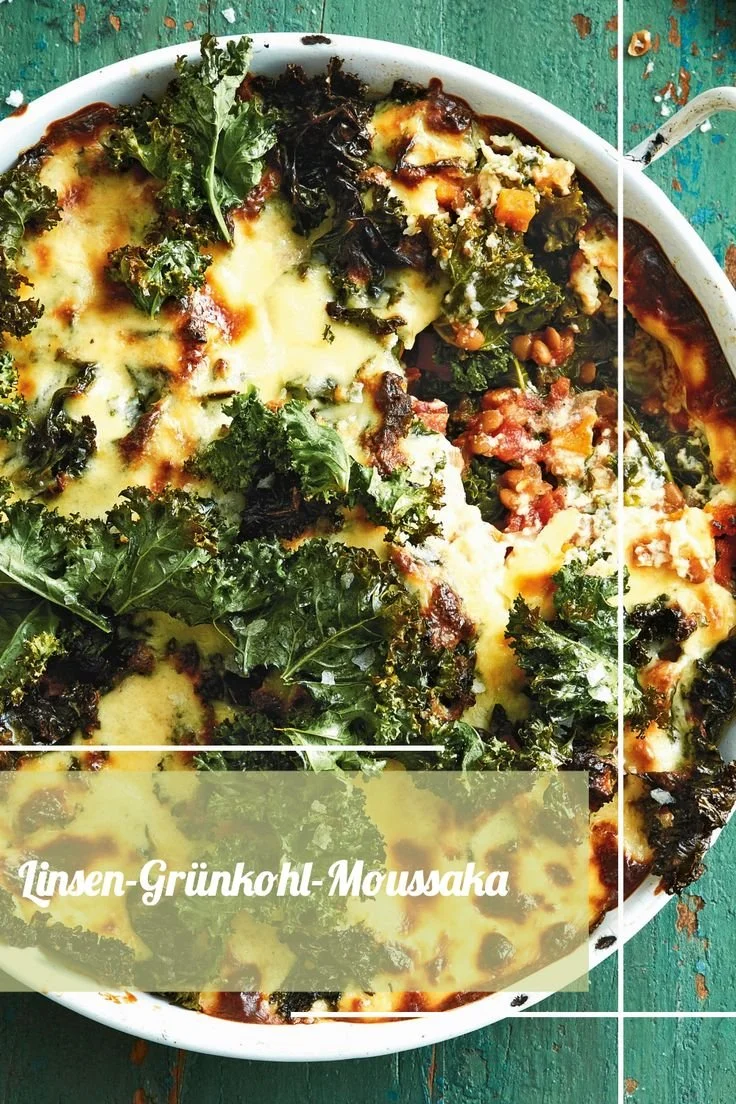 Linsen-Grünkohl-Moussaka auf einem Teller serviert mit frischen Kräutern.