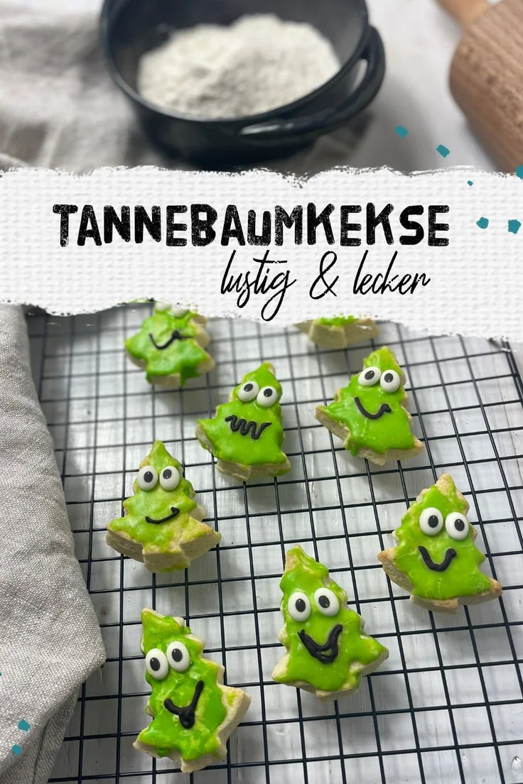 Bunt dekorierte lustige Weihnachtskekse, die mit Kindern gebacken wurden.