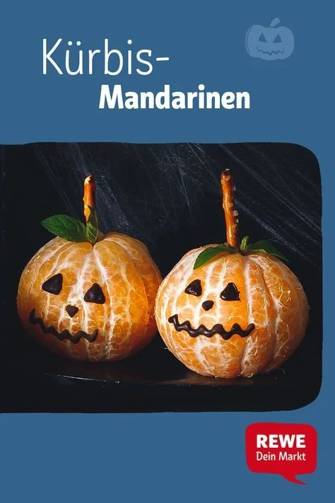 Mandarinen-Kürbisse auf einem Holztisch, bereit für die Zubereitung.