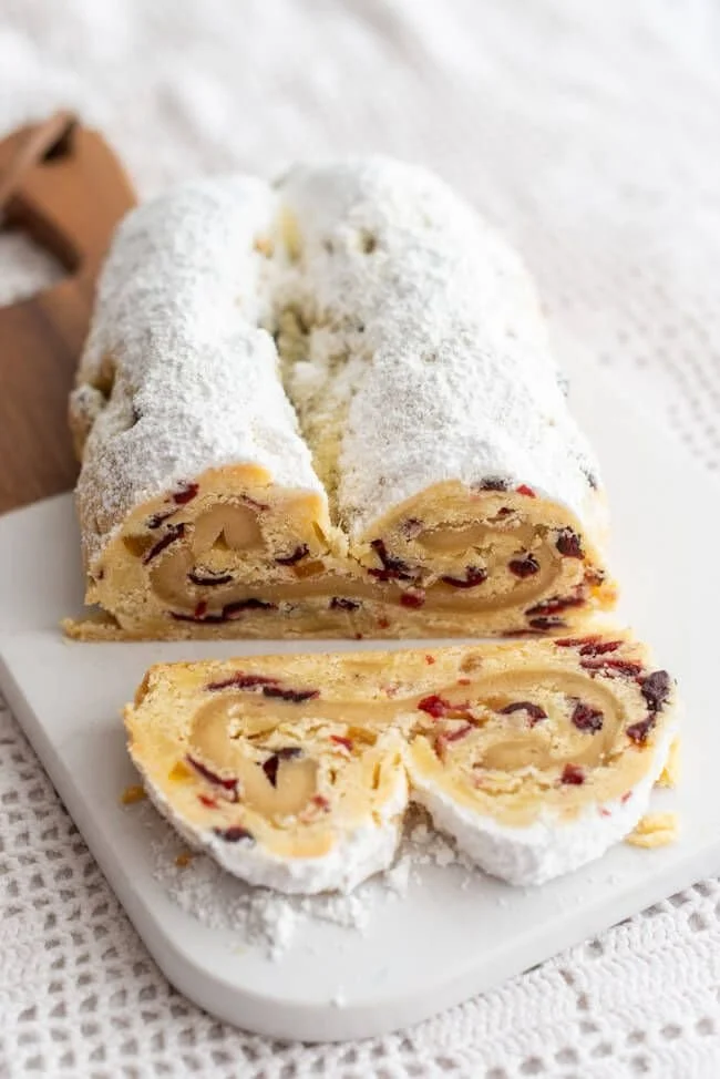 Marzipan-Stollen mit Cranberries auf einem festlich dekorierten Tisch