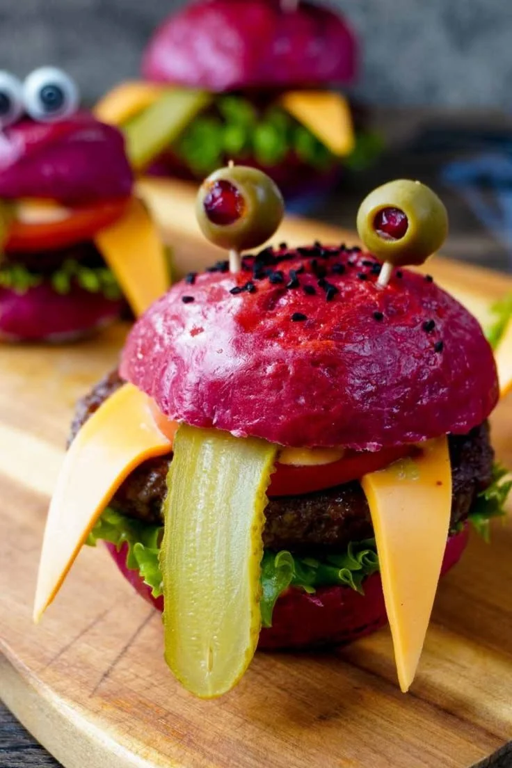 Monster Burger mit roten Burgerbrötchen selbst gebacken