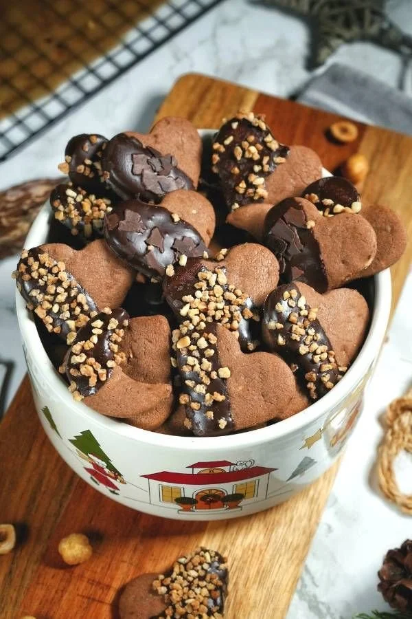 Herzförmige Nougat Plätzchen mit Schokolade überzogen für köstliche Weihnachtsdesserts