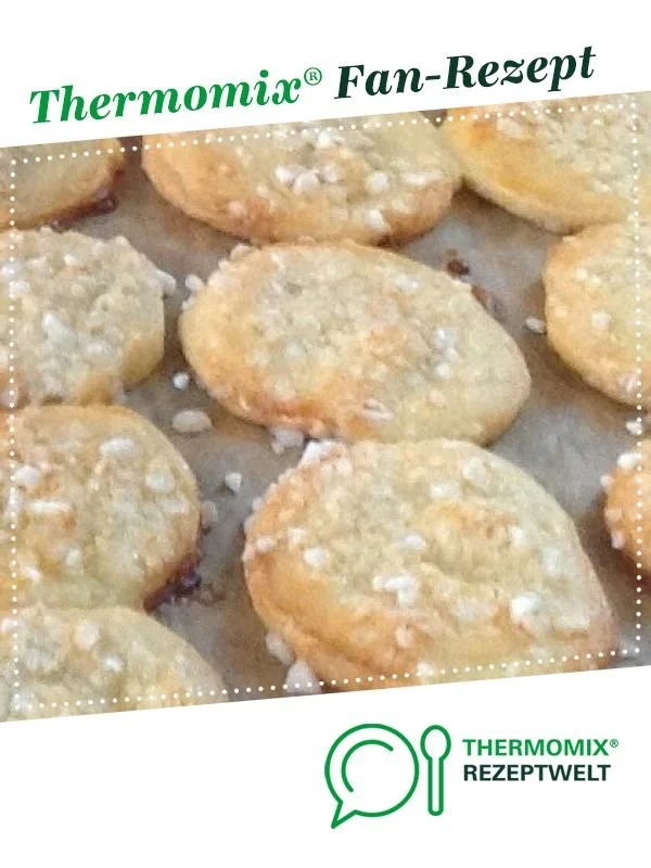 Oma's zuckerfreie Schmandplätzchen auf einem rustikalen Holzbrett