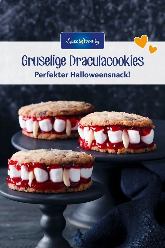 Leckere Draculacookies auf einem Tisch, ideal für Halloween-Feiern.