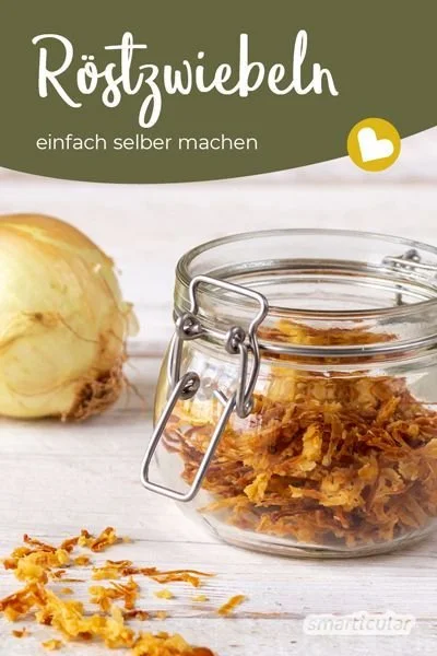 Selbstgemachte Röstzwiebeln ohne Zusatzstoffe auf einem Teller