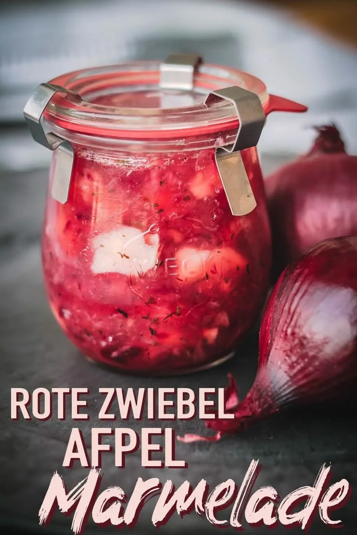 Rote Zwiebel Apfel Marmelade mit Chili in einem Glas