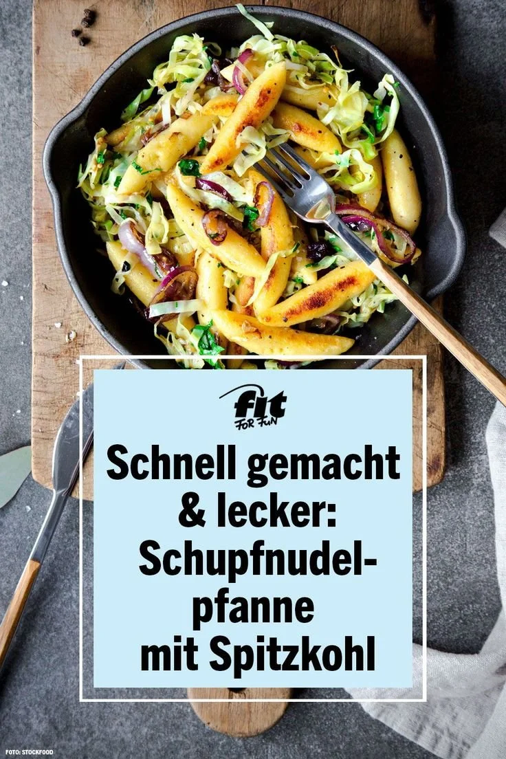 Schupfnudelpfanne mit Spitzkohl auf einem Teller serviert