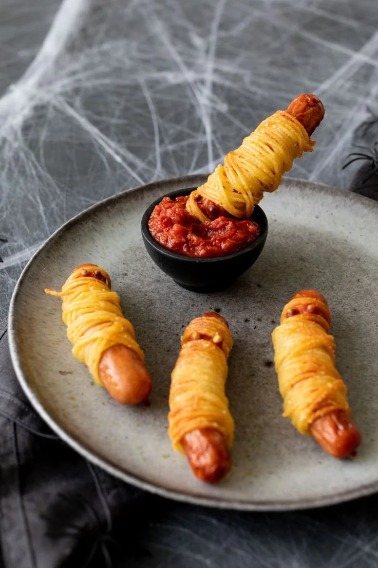 Spaghetti-Wurst-Mumien als schmackhaftes Halloween Gericht für Groß und Klein.