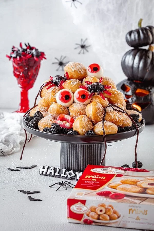 Süße Mini-Berliner mit Augen für Halloween-Partys