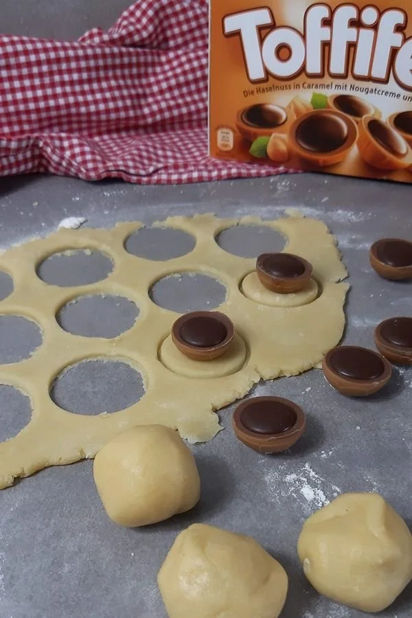 Toffifee Plätzchen frisch aus dem Ofen, ideal für die Weihnachtszeit