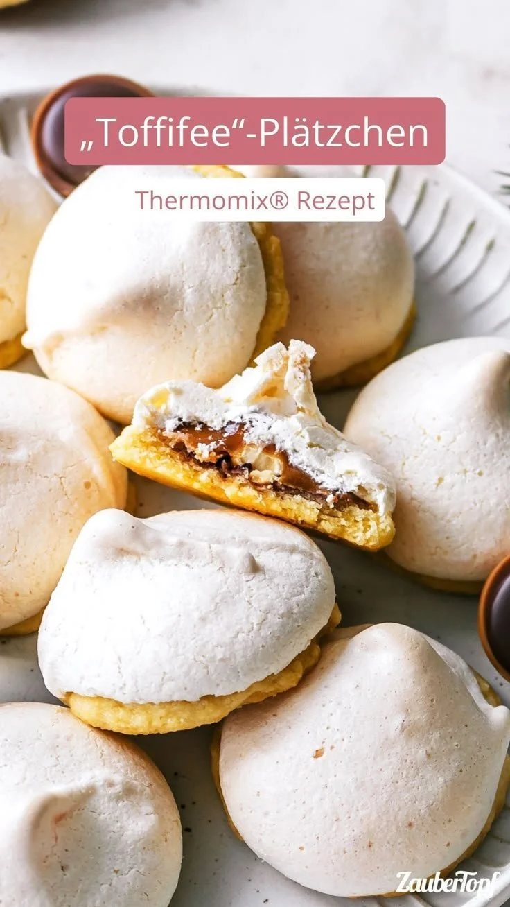 Leckere Toffifee-Plätzchen auf einem Teller, perfekt zum Genießen.