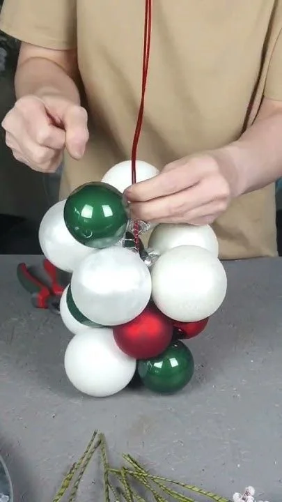 Selbstgemachte Weihnachtsdeko mit Kugeln für stimmungsvolle Gartenverschönerung