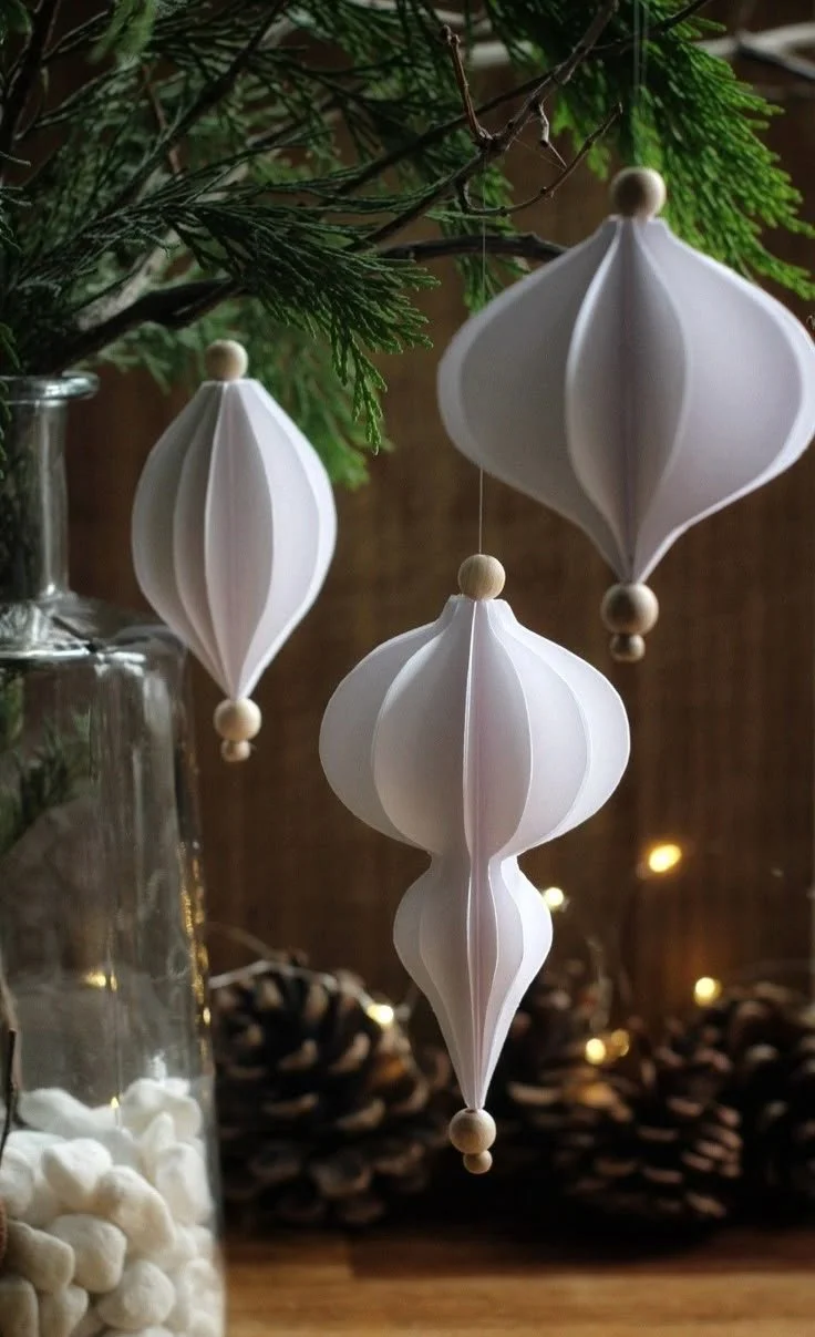 Bunte Weihnachtskugeln aus Papier zur festlichen Dekoration