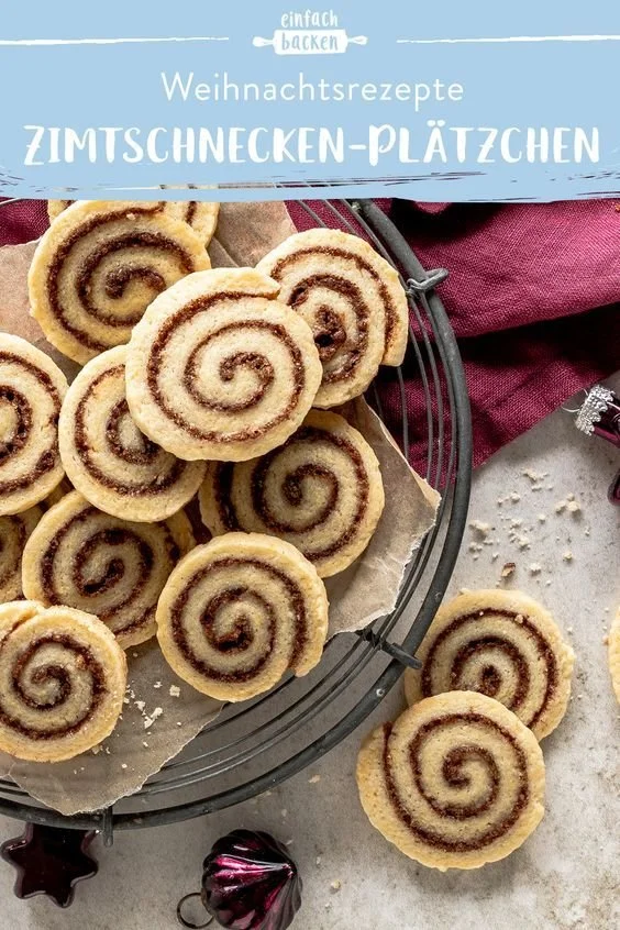 Zimtschnecken-Plätzchen auf einem festlichen Weihnachtsteller