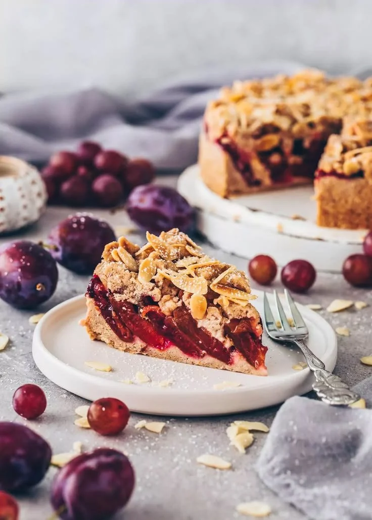 Veganer Zwetschgenkuchen mit Streuseln frisch aus dem Ofen.